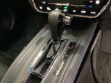 CVT車のセレクトレバーです。低速から高速まで、変速ショックのないスムーズな走りと、エンジン効率のよい領域を維持して燃費にも貢献します。