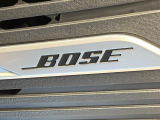 【BOSEサウンドシステム】メーカーオプションの高品位サウンドシステムを搭載。専用のチューニングが施された大小様々なスピーカーから良質なサウンドが奏でられ、臨場感あふれる音響空間を演出します。