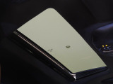 人気オプションのサンルーフ装備。車内に開放感をプラス。