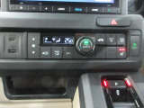 AUTOエアコンでいつでも快適な温度に!さらに運転席にはシートヒーターも付いてます。