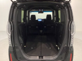 リア席を倒せば広々とした空間の出来上がり!床が低くフラットになり、天井までの高さがありますので積載が便利です。