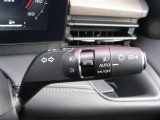 アダプティブLEDヘッドライトシステムは、照射パターンを変化させて対向車や先行車が眩しくならないようにハイビームをキープすることで、良好な視界を確保します。