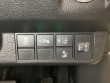 ハンドルの右側にはヘッドライトレベライザーとHondaセンシング用のメインスイッチがついています。ヘッドライトレベライザーは道路状況や積荷の加重に応じてライトの高さを調節できます。