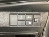 ハンドルの右側にはヘッドライトレベライザーとHondaセンシング用のメインスイッチがついています。ヘッドライトレベライザーは道路状況や積荷の加重に応じてライトの高さを調節できます。