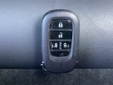 ☆スマートキー☆ドアの開錠・施錠はもちろんですが、エンジンをかけるときも鍵を取り出さなくて大丈夫ですよ♪両手に荷物をお持ちの時でも、大変便利で使い易い装備です☆