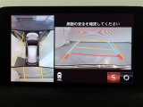 パノラミックビューモニター付きです。車両を上から見たような映像をモニター画面に表示。運転席からの目視では見にくい、車両周辺の状況をリアルタイムでしっかり確認できます。
