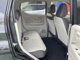 軽自動車とは思えない後席の広さで大人2人が乗っても広々快適にお過ごし頂けますまた内張にはドリンクホルダー付◎
