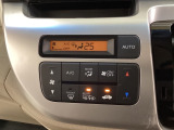 セレクトレバーの左側にオートエアコンがついてますので、簡単操作で快適に過ごせます。リア熱線のスイッチの中に、雪道に対応したサイドミラーヒーターも入っています。