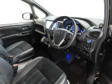 シンプルで使いやすいデザインの運転席です。