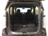 リアシートを倒すと、ラゲッジスペースを広くお使いいただけます!