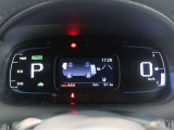 とっても見やすいメーターです。夜間時はラグジュアリーな気分にさせてくれる照明が魅力ですので、夜のドライブも楽しみになりますよ♪