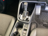 シンプルでとても使いやすいフロアシフトに、パーキングブレーキは電子制御パーキングブレーキです。