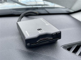 【ETC】有料道路を利用する際に料金所で停止することなく通過できる、ETC車載器(ノンストップ自動料金収受システム機器)が装備されています。セットアップを行うことで利用可能になります。