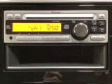 純正CDチューナーにはAUX入力端子がついてますので外部入力から音楽などを楽しめます。その下には1DIN分の小物入れがついています。CDケースなどを入れるのに便利です。
