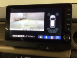 リバースギアに入れるだけで後方の表示へ切り替わります。夜間や雨の日の駐車も楽になりますよ。
