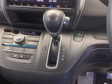 自然に手が届き、操作性の良いインパネシフトに、パーキングブレーキは、フットブレーキタイプなので、運転席と助手席の間はすっきりしています。