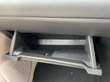 点検ノートとか車検証ブック小物等が入るグローBOXです。