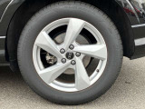 18インチ純正アルミホイール装備 全車両に標準装備の純正アルミホイールは、純正ならではのバランスの良いデザインと、走行安定性をお楽しみ頂けます。