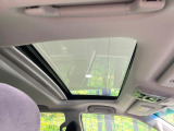 【サンルーフ】開放感たっぷりの希少装備、サンルーフが装着されています!車内に明かりを取り入れたり景色を楽しむ以外にも、車内の空気も簡単に換気できて快適です!