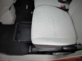 ご覧のとおり、助手席シ-ト下にはちょっとした荷物スペ-スが有るんです。  何を入れてどんなふうに使うかはアナタ次第です♪