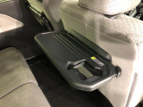 シートテーブル付です。軽食やタブレット置きに便利ですね