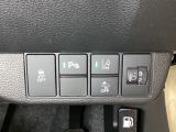 ハンドルの右側にはヘットライトリベライザーとHondaセンシング用のメインスイッチがついています。ヘッドライトリベライザーは道路状況や積荷の加重に応じてライトの高さを調節できます。