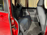 後部座席は足元広々でゆったりと乗れるスペースです♪