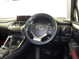 レクサスならでは質感の良い、落ち着いた高級感のある内装。