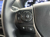 便利なステアリングスイッチ付きでナビに目をやらなくても音量調整等が可能です。
