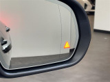 【ブラインドスポットモニター】隣車線上の側方および後方から接近する車両を検知すると、検知した側のドアミラーが点灯。その状態でウインカーを出すと、インジケーターの点滅と警報音で警告します。