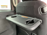 運転席及び助手席後ろには後席用テーブル&ドリンクフォルダーを装備☆