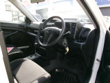 運転席は足元が広々としているので運転しやすいです。