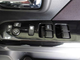 パワーウィンドウスイッチで運転席から全席の窓の開閉ができます。