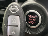 【インテリジェントキー】カバンやポケットに入れたままでもドアの施錠・解錠が可能なスマートキーを装備。エンジンのオン・オフ時もカギを取り出す必要が無いからとっても便利です♪