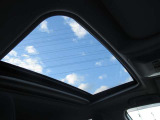 光を呼び込むムーンルーフが付いています。