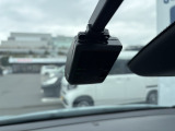 万が一の状況を映像と音声で記録する純正ドライブレコーダー搭載!!