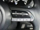 前走車両の速度に合せて、自車の速度を調整できる「MRCC(マツダレーダークルーズコントロール)」を装備しています。