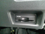 運転席から手の届く位置に ETC2.0付いております。高速道路の料金所もスムーズに通過できますよ♪