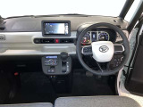 運転席周りのレイアウトをご覧ください。ナビゲーションが綺麗に装着されすっきり収まってますね!