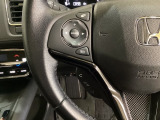 ステアリングスイッチがついていますので、オーディオのチャンネル変更、ボリューム、ジャンル変更が操作可能です。ハンドルから手を離さず安全に操作できます。