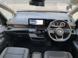 運転席からの視界が広く、隅々まではっきり見渡せます☆小物入れも多くスッキリした運転席廻り