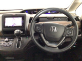 【ハンドル】運転にかかわる様々な操作を安全に行えるように視点移動が少なく操作性に配慮されたスイッチ類が凝縮されたコックピットです。