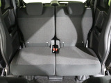 後部座席もゆったり座れます。