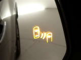 &rdquo;隣の車線を走る車両をレーダーで検知し、ドアミラーでは確認しにくい後側方エリアに存在する車両に加えて、急接近してくる車両も検知します。車両を検知するとドアミラーに搭載されたLEDインジケーターが点灯