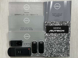 キーをバックやポケットに入れたまま、ドアリクエストキーを押すだけ開閉する、便利なインテリジェントキー2個とリモコンエンジンスターター、後席モニターリモコンが付いております。