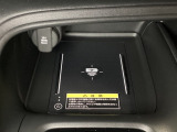 センターコンソールにはワイヤレス充電器を装備してます。Qi(チー)規格対応のスマートフォンなどを置くだけでワイヤレスで充電可能です。またスマートフォンの充電可能なUSB端子なども別途装備しています。