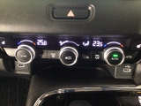 【左右独立オートエアコン】左右席で独立温度コントロールが可能です。運転席はキンキンに冷やして助手席はマイルドにと言った設定が可能です☆暑さ寒さでケンカすることもなくなりますね♪