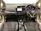 車内は光触媒抗菌消臭施工済です。スタイリッシュなデザインで暖かみのあるインパネ周りを演出します。グローブボックスやカップホルダーのほかにトレーなどたくさんの収納スペースが装備されています。