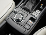 マツダコネクトを操作するコマンダーコントロールです。運転中に自然と手の触れる位置に配置されています。