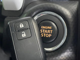 【キーレススタートシステム】カバンやポケットに入れたままでもドアの施錠・解錠が可能なスマートキーを装備。エンジンのオン・オフ時もカギを取り出す必要が無いからとっても便利です♪